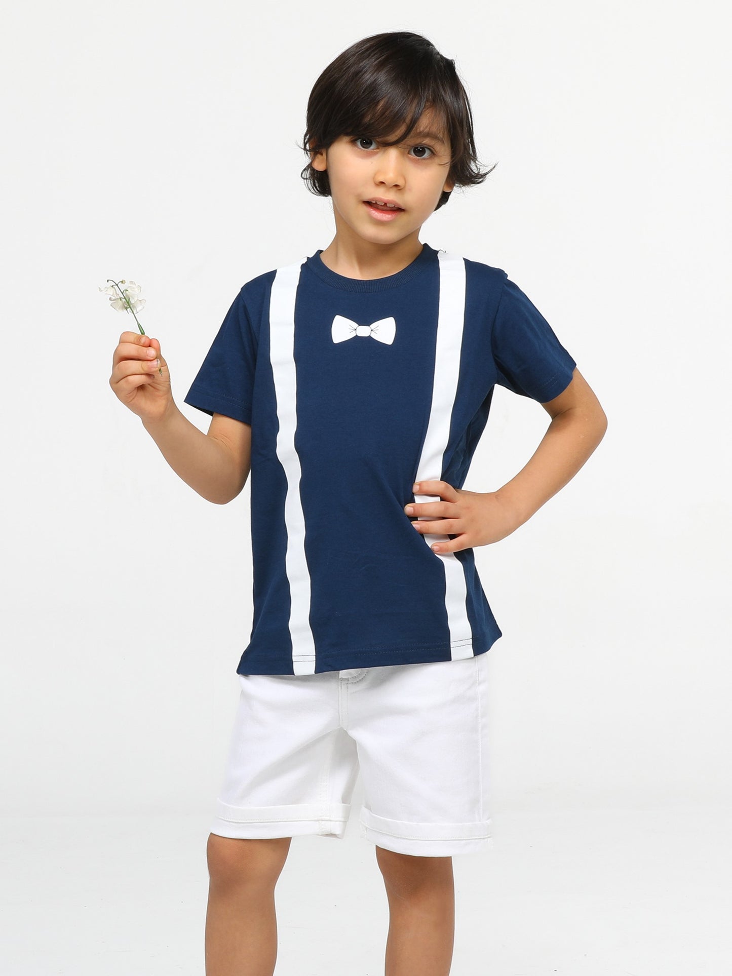 Ensemble Garçon – T-shirt Indigo avec Nœud Papillon et Short en Jean Blanc
