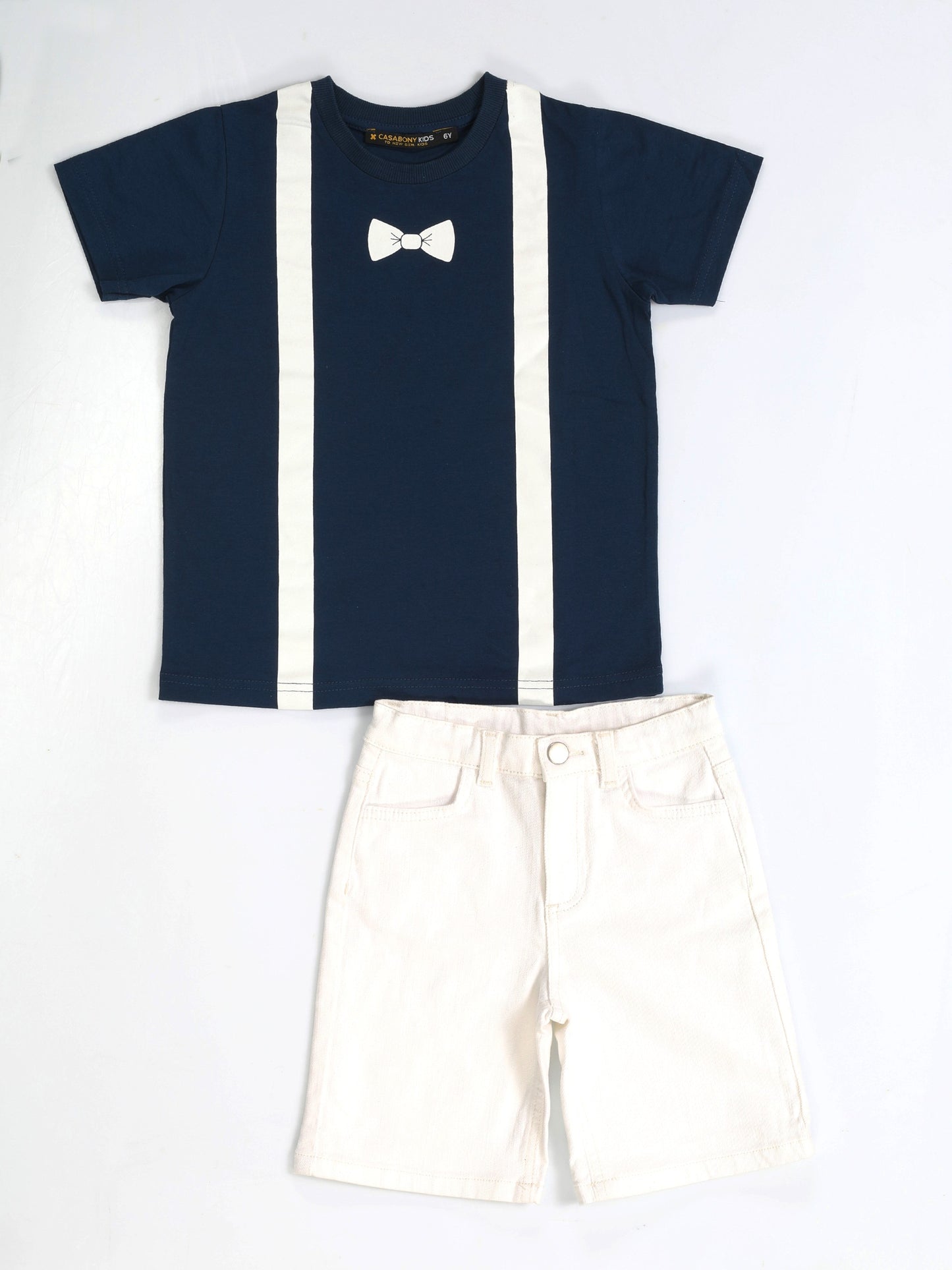 Ensemble Garçon – T-shirt Indigo avec Nœud Papillon et Short en Jean Blanc