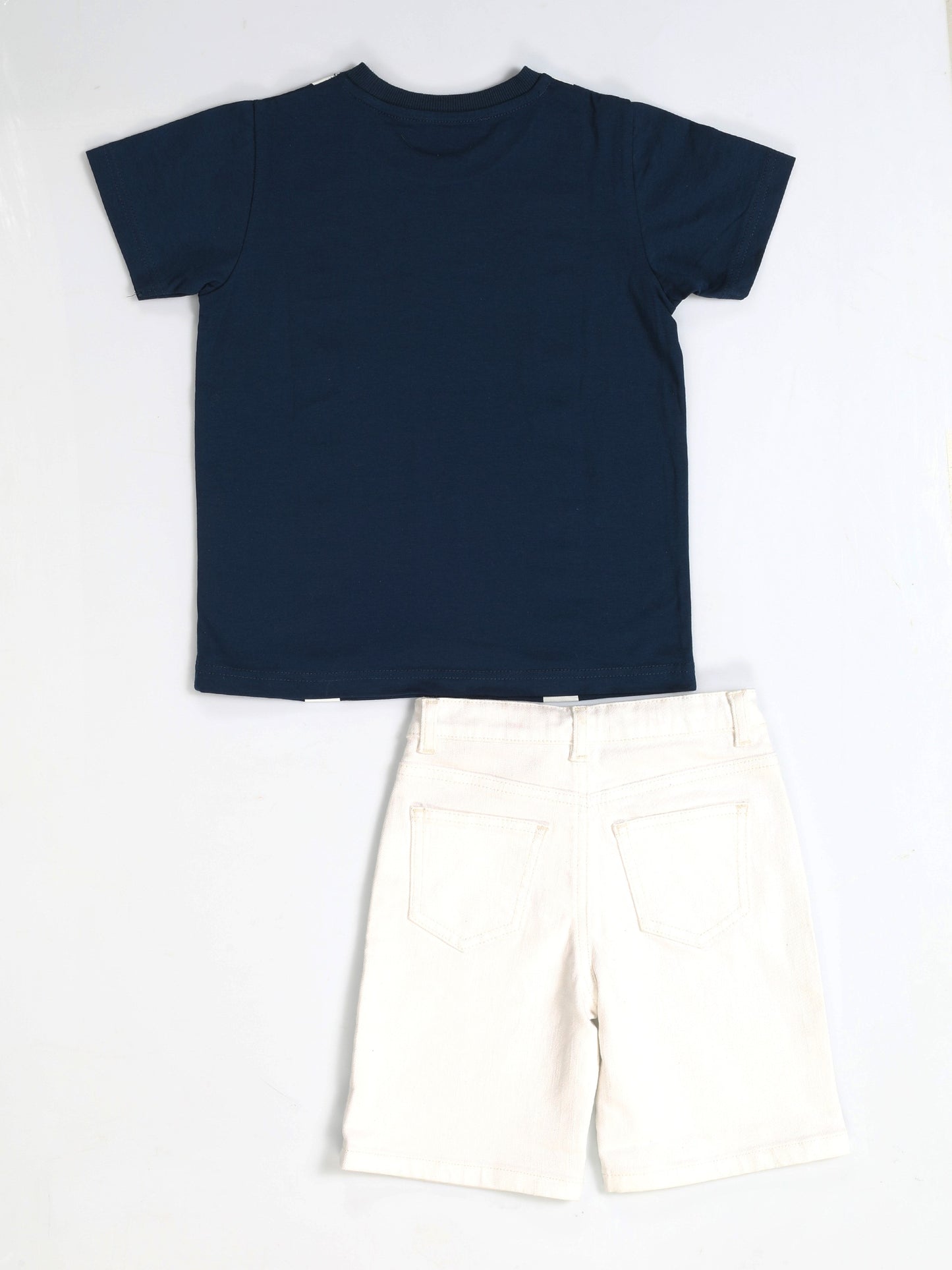 Ensemble Garçon – T-shirt Indigo avec Nœud Papillon et Short en Jean Blanc