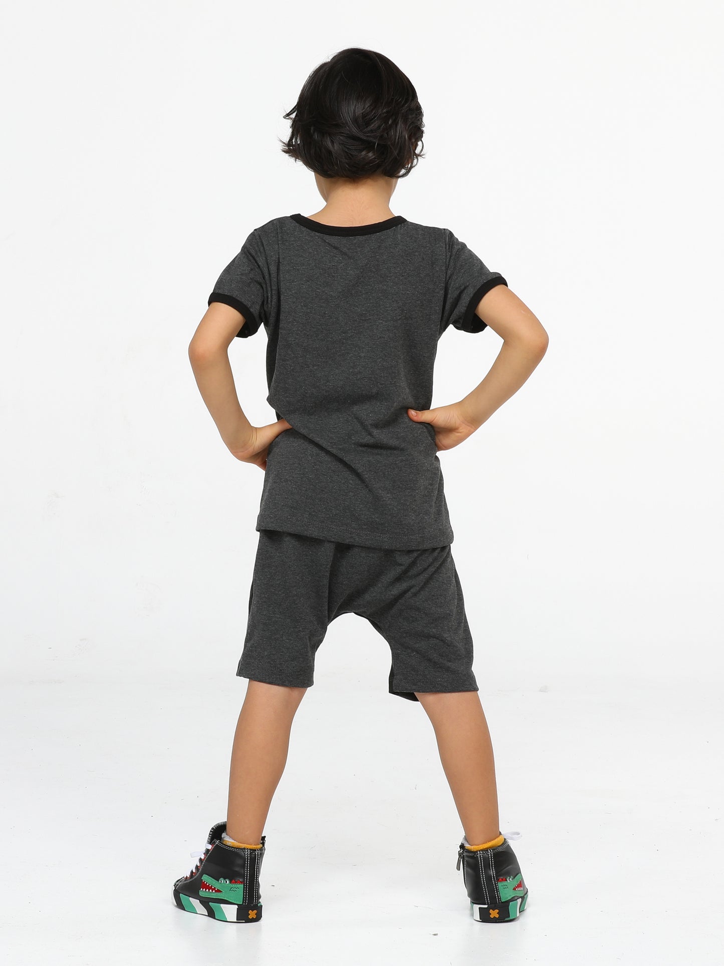 Ensemble Garçon Gris avec Détails Étoiles – Short & T-shirt (3 à 11 Ans)