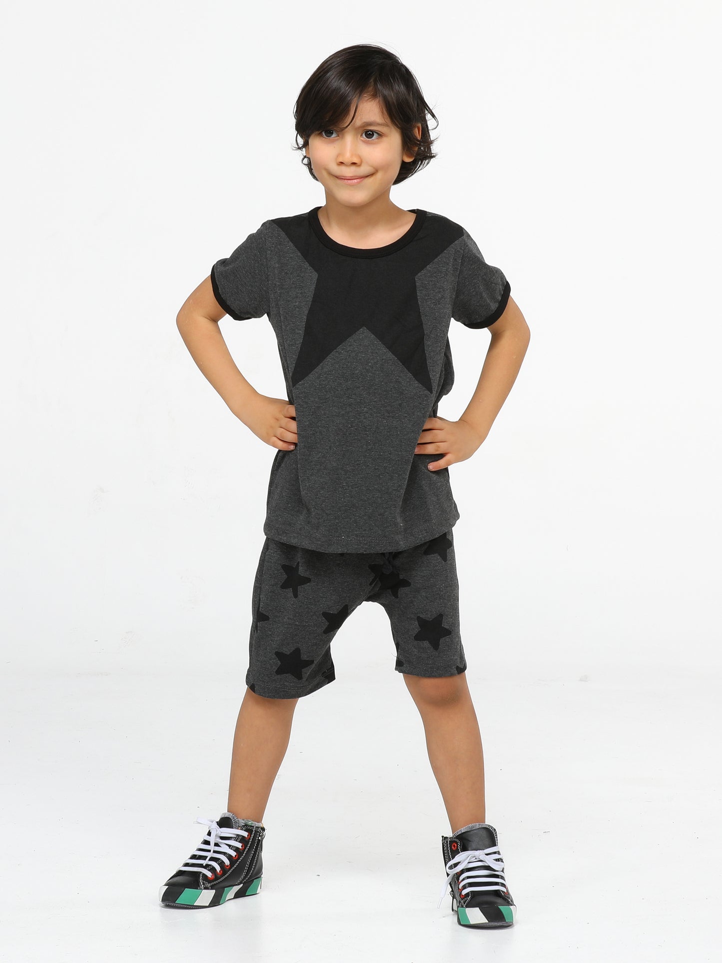 Ensemble Garçon Gris avec Détails Étoiles – Short & T-shirt (3 à 11 Ans)