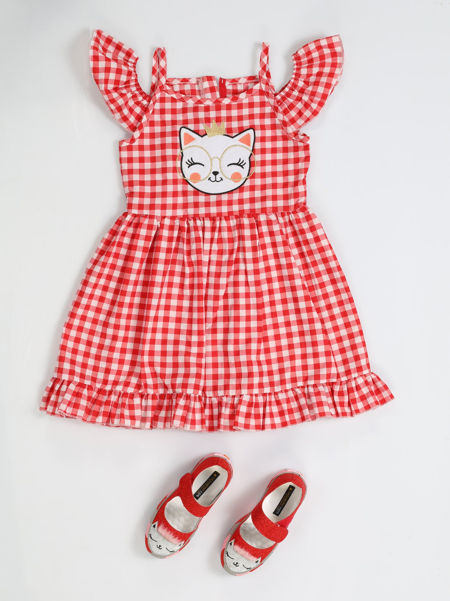 Robe Fille à Carreaux Rouges – Bretelles Volants & Chat Brodé (3–10 Ans)