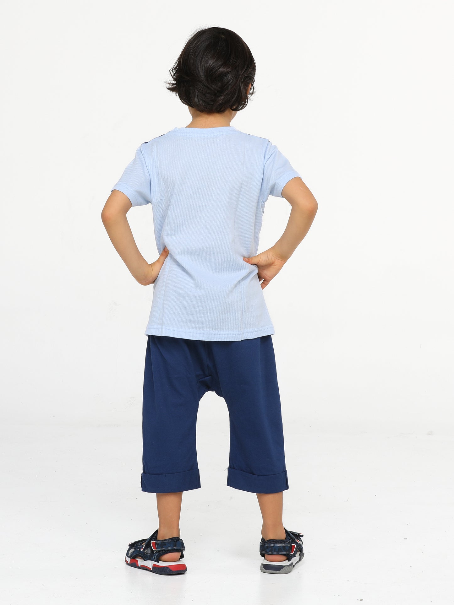Ensemble Garçon "Shark Attack" – T-shirt Bleu Clair & Capri Marine