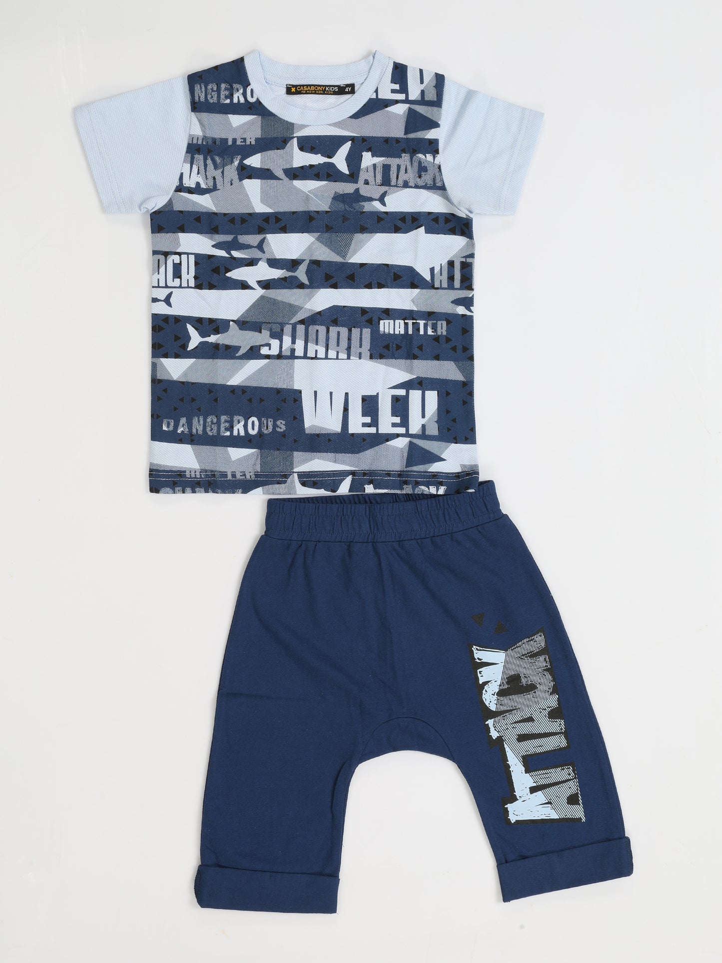 Ensemble Garçon "Shark Attack" – T-shirt Bleu Clair & Capri Marine