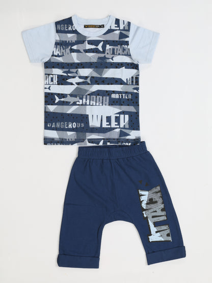 Ensemble Garçon "Shark Attack" – T-shirt Bleu Clair & Capri Marine