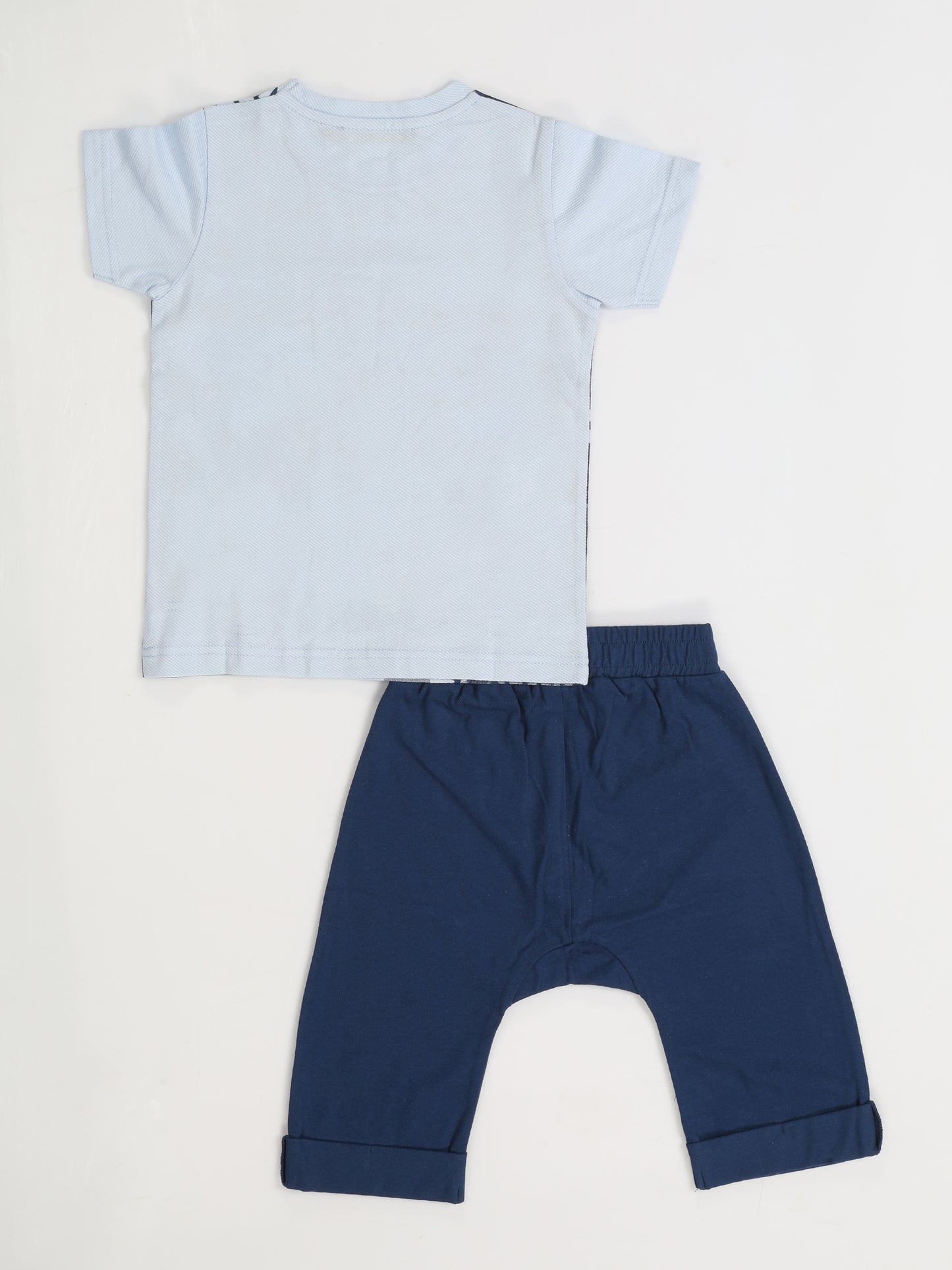 Ensemble Garçon "Shark Attack" – T-shirt Bleu Clair & Capri Marine