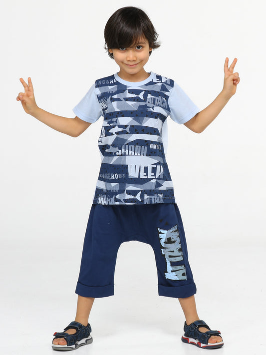 Ensemble Garçon "Shark Attack" – T-shirt Bleu Clair & Capri Marine